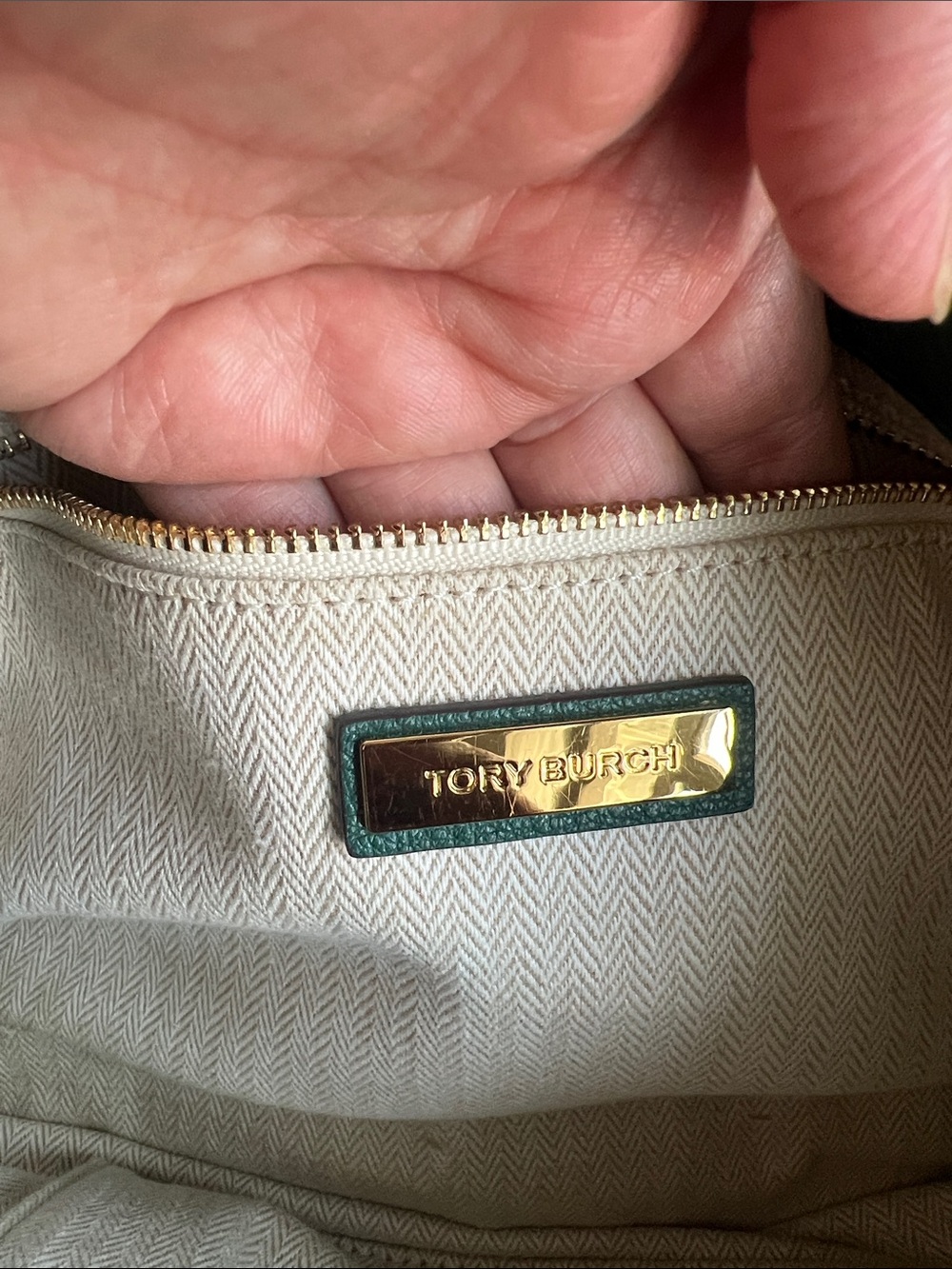 Authentic Tory Burch Emerald Green Leather Flap Crossbody with Gold Logo - Picture 8 of 10